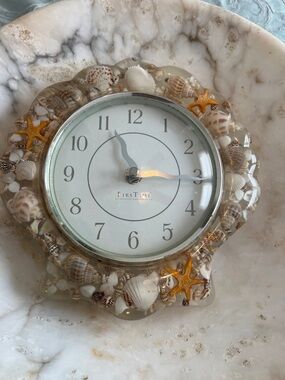 Vintage Seashell Accent Wall Clock - White and Gold
